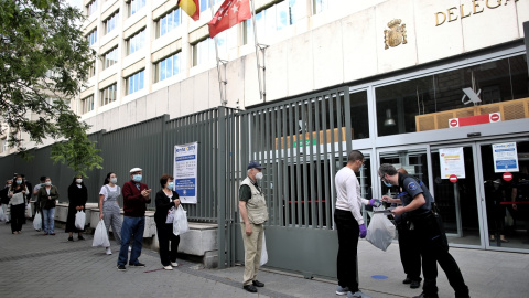 Varias personas esperan en una cola respetando la distancia de seguridad para entrar en la Oficina de la Agencia Tributaria en la Calle Guzmán el Bueno en Madrid. /Europa Press