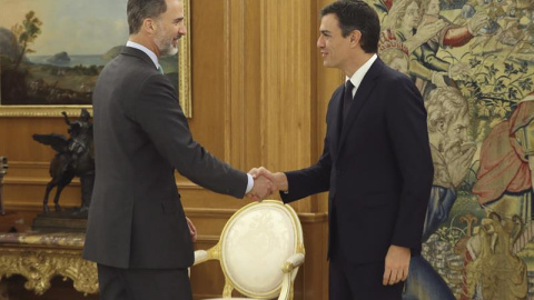 El Rey saluda al secretario general del PSOE, Pedro Sánchez (d), a quien recibió hoy en audiencia en el Palacio de la Zarzuela. /EFE