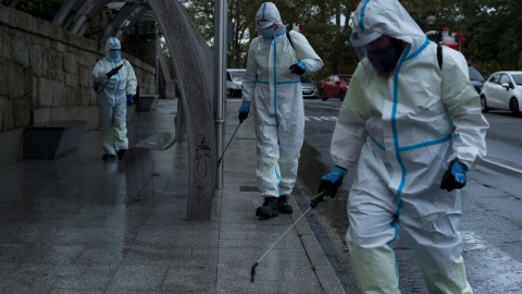 Unos operarios municipales realizan labores de desinfección en una calle de Ourense. - EFE