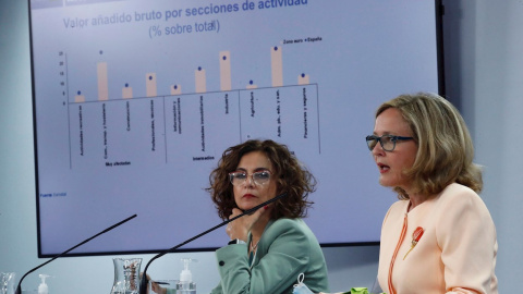 María Jesús Montero, junto a la vicepresidenta tercera del Ejecutivo y ministra de Asuntos Económicos y Transformación Digital, Nadia Calviño. - EFE