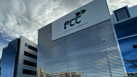 El logo de la constructora FCC en su sede en Madrid. E.P./Eduardo Parra