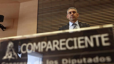 El ex inspector jefe de la Policía, José Ángel Fuentes Gago, se prepara para su comparecencia en la comisión parlamentaria que investiga la etapa de Jorge Fernández Díaz al frente del Ministerio del Interior. | BALLESTEROS (EFE)