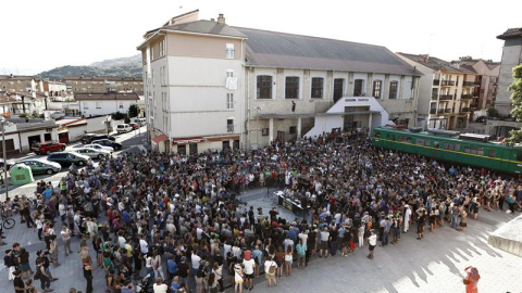 Familiares de los jóvenes detenidos el 15 de octubre de 2016 por la agresión a dos guardias civiles y sus parejas en Altsasu durante la rueda de prensa que han ofrecido este miércoles. /EFE