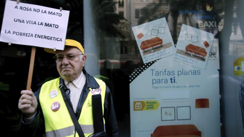 "A Rosa no la mató una vela, la mató la pobreza energética", uno de los carteles que se podían leer en la concentración en Valencia contra Gas Natural / EFE