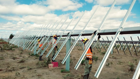 Varios trabajadores instralan unos seguidores solares de Soltec. E.P.