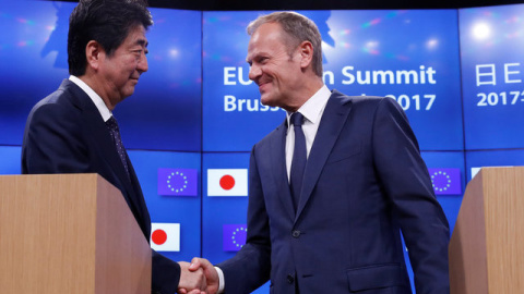 El primer ministro de Japón, Shinzo Abe, y el presidente del Consejo Europeo, Donald Tusk /REUTERS