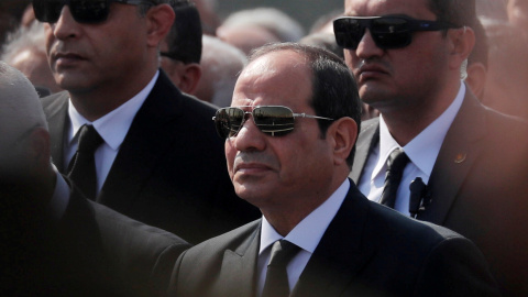 El presidente Abdel Fattah al-Sisi en el funeral del expresidente Hosni Mubarak. / REUTERS