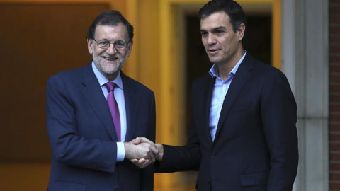 El presidente del Gobierno, Mariano Rajoy, y el secretario general del PSOE, Pedro Sánchez, en su encuentro de hoy en la Moncloa. EFE