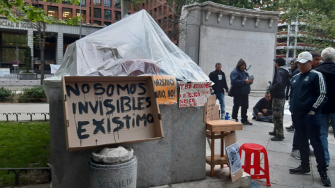 Uno de los carteles reivindicativos de las personas sin hogar, acampadas en el Paseo del Prado de Madrid. – D.M.