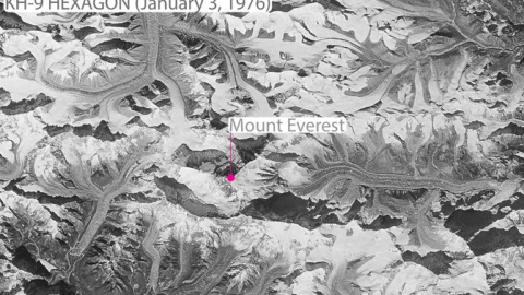 Imagen obtenida por un satélite espía estadounidense sobre la región de Khumbu desde el programa desclasificado HEXAGON KH-9. Así es como se veían los glaciares que rodeaban el Everest en 1976. / Josh Maurer / LDEO