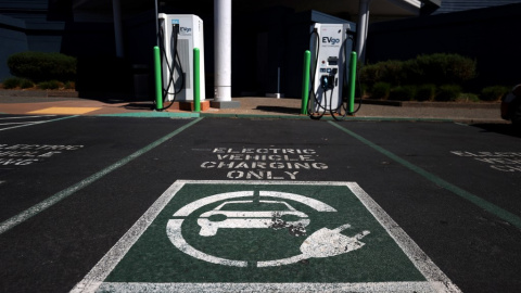 Imagen de un centro de carga para vehículos eléctricos. JUSTIN SULLIVAN/AFP