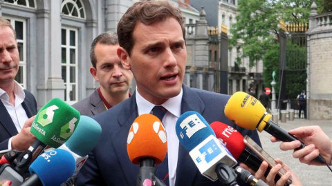 Albert Rivera atiende a los medios de comunicación en Bruselas. (EFE)