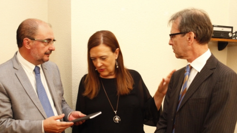 El presidente del Gobierno de Aragón, Javier Lambán, con Bernard Rother, de la Fundación Willy Brandt, con la primera edición de los escritos españoles del político germano.