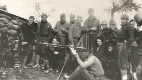 Orwell, en el centro, con bigote y el brazo derecho cruzado, con un grupo de milicianos en el frente de Aragón.