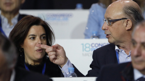 El ministro de Hacienda, Cristóbal Montoro, junto a la  vicepresidenta del Gobierno, Soraya Sáenz de Santamaría, durante el el XVIII Congreso Nacional del PP en la Caja Mágica de Madrid. EFE/JuanJo Martín