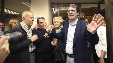 El próximo presidente del PP de Castilla y León, el alcalde de Salamanca Alfonso Fernández Mañueco (d), tras conocer que ha vencido al alcalde de León, Antonio Silván, en las primarias. EFE/J.M.GARCIA