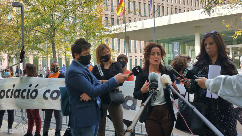 L'advocada del Col·lectiu Ronda Montse Serrano durant la roda de premsa. EMMA PONS