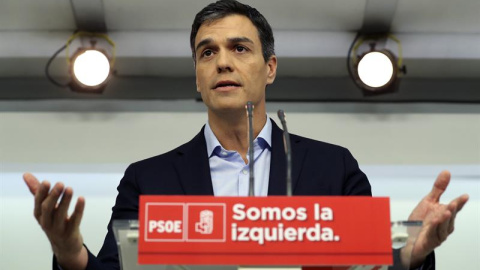 El secretario general del PSOE, Pedro Sánchez, que hoy se ha reunido en con el rey Felipe VI en el Palacio de la Zarzuela, durante la rueda de prensa que ha ofrecido en la sede socialista de Ferraz. EFE/Ballesteros