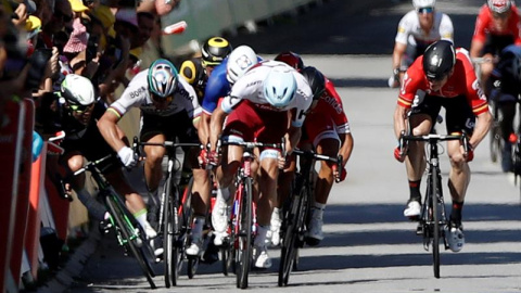 El ciclista eslovaco del equipo Bora Hansgrohe Peter Sagan (2i) empuja al inglés del equipo Dimension Data Mark Cavendish (i) durante el esprint final de la 4ª etapa del Tour de Francia. /EFE