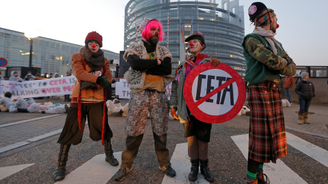 Un manifestante en contra del CETA disfrazado de payaso en Estrasburgo, Francia. / REUTERS