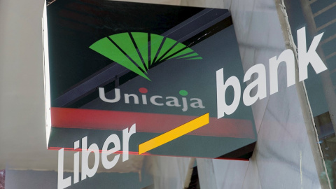 Doble exposición de los logotipos de las entidades Unicaja y Liberbank, en sendas sucursales en Madrid. EFE/Rodrigo Jiménez