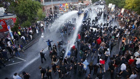 Camiones de Policía dispersan a los manifestantes con chorros de agua a presión. /REUTERS