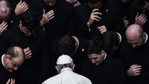 El Papa Francisco reza con los sacerdotes al final de una audiencia pública limitada en el patio de San Dámaso en el Vaticano | Filippo MONTEFORTE / AFP