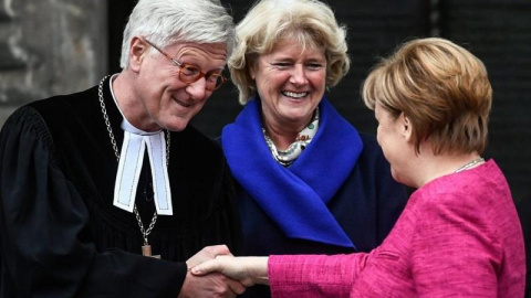 La canciller alemana, Angela Merkel (d), saluda al presidente del Consejo de la Iglesia Evangélica, Heinrich Bedford-Strohm (i). EFE