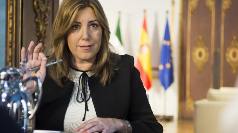 La presidenta de la Junta de Andalucía, Susana Díaz, durante la reunión mantenida en el palacio de San Telmo en Sevilla con el comisario de Asuntos Económicos, Pierre Moscovici. EFE/Raúl Caro