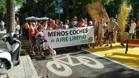 Foto de Ecologistas en Acción durante una protesta sobre el corte de la calle Galileo /PÚBLICO