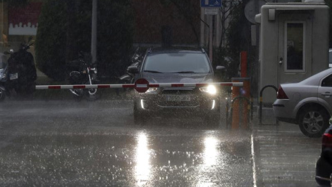 Un coche, en una calle de Madrid este viernes. EFE/Zipi