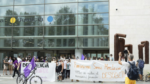 Un moment de les protestes davant la Ciutat de la Justícia el dia del judici. ASSEMBLEA FEMINISTA DE VALÈNCIA