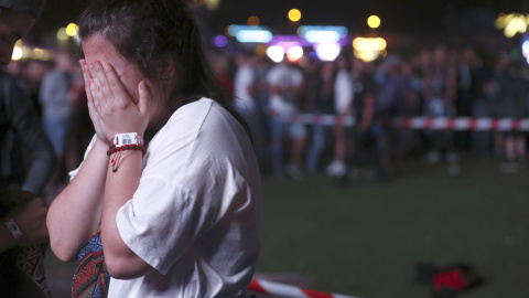 Una mujer se lamenta del accidente sufrido por el acróbata del festival Mad Cool en Madrid. EFE / Kiko Huesca.