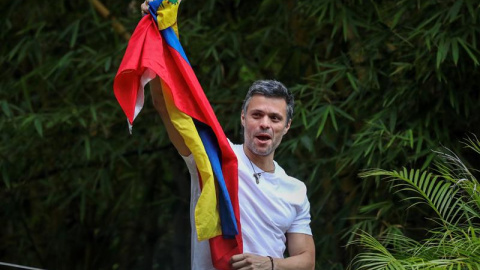 El opositor venezolano Leopoldo López saluda a seguidores desde la entrada de su casa en Caracas. - EFE