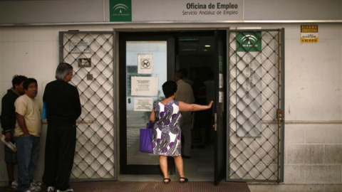 Una mujer hace cola para entrar en una oficina del Servicio Andaluz de Empleo, en Marbella. REUTERS/Jon Nazca