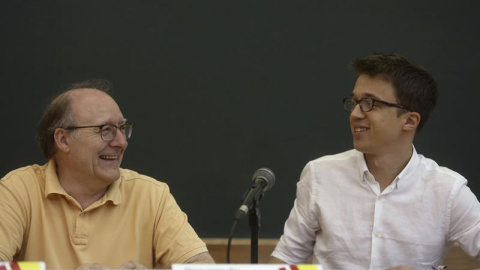 El secretario de Análisis Estratégico y Cambio Político de Podemos, Íñigo Errejón (d), y el catedrático de Filosofía de la Universidad Complutense de Madrid José Luis Villacañas (i), durante su participación en la Universidad de Verano del part