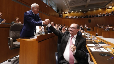 El socialista Javier Sada Beltrán es felicitado por el presidente en funciones de Aragón, Javier Lambán, tras ser  proclamado presidente del Parlamento aragonés.