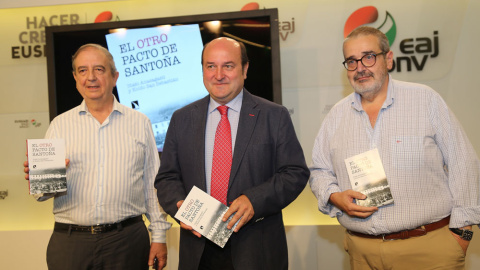 Iñaki Anasagasti, Andoni Ortuzar y Koldo San Sebastián, en la presentación del libro en la sede del PNV. PNV