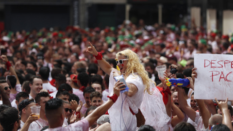 Ambiente en la plaza Consistorial de Pamplona durante las fiestas de San Fermín.EFE/Javier Lizón