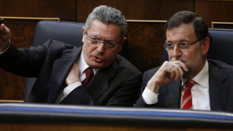 Mariano Rajoy con el entonces ministro de Justicia, Alberto Ruiz-Gallardón, en el banco azul del Congreso de los Diputados. EFE