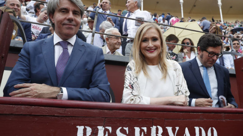 Cristina Cifuentes y su portavoz de Gobierno, Ángel Garrido, en la feria de San Isidro el pasado mes de junio /EFE