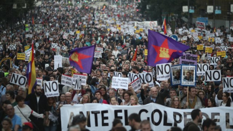 Manifestación "Ante el golpe de la Mafia, Democracia" durante la investidura del Presidente del Gobierno, Mariano Rajoy, el 29 de octubre