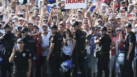 Seguidores del del líder opositor turco Kemal Kiliçdaroglu gritan consignas durante la pacífica Marcha por la Justicia desde Ankara a Estambul, el domingo 9 de julio. | ERDEM SAHIN (EFE)