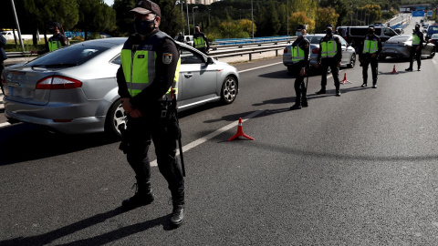 Control policial en el acceso a la capital, en una imagen de archivo. EFE/Mariscal