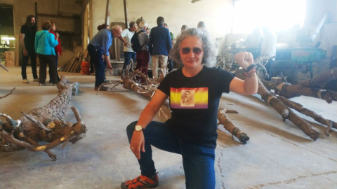 Ángela De Paz, nieta de Feliciano García, con una camiseta con el rostro de su abuelo en el taller de Fernando Sánchez.- PÚBLICO