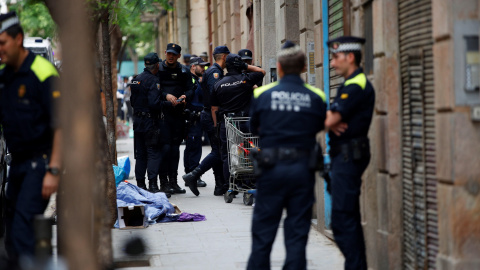 20/6/2109.- Más de mil efectivos del cuerpo de los Mossos, guardia urbanos y policías nacionales durante una operación antidroga en el barrio del Raval. / EFE - Alejandro Garcia.