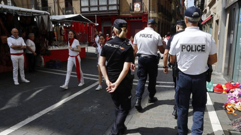 Dos agentes de la Policía francesa patrullan, por primera vez durante los Sanfermines, junto con agentes del Cuerpo Nacional de Policía. - EFE