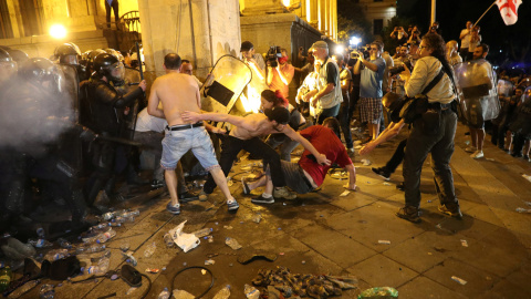 Manifestantes y Policía se enfrentan junto al Parlamento georgiano, en Tiflis. - REUTERS