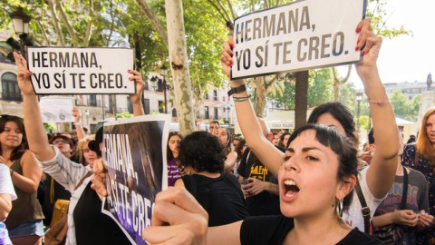 Miles de personas se concentran en toda España contra la sentencia a 'la manada' | EFE/ Raúl Caro