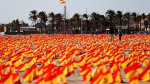 Una playa de València amanece con 53.000 banderas en homenaje a las víctimas de coronavirus